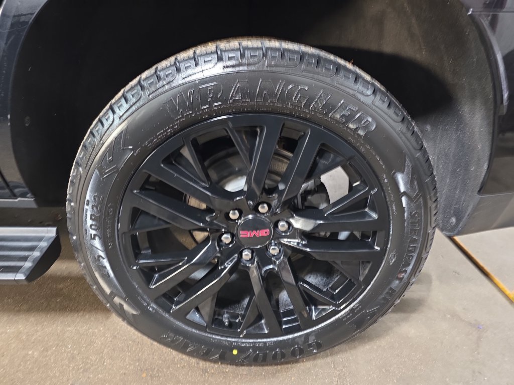 Used 2024 GMC Yukon Denali w/ Advanced Technology Package AWD/4WD image 32