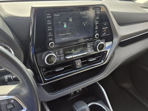 Used 2021 Toyota Highlander LE FWD image 20