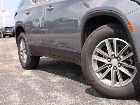 Used 2023 Chevrolet Traverse LT FWD image 3