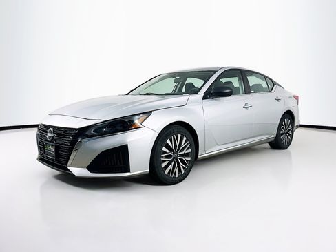 Used 2024 Nissan Altima 2.5 SV FWD image 3