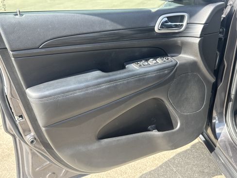 Used 2021 Jeep Grand Cherokee Laredo X image 3