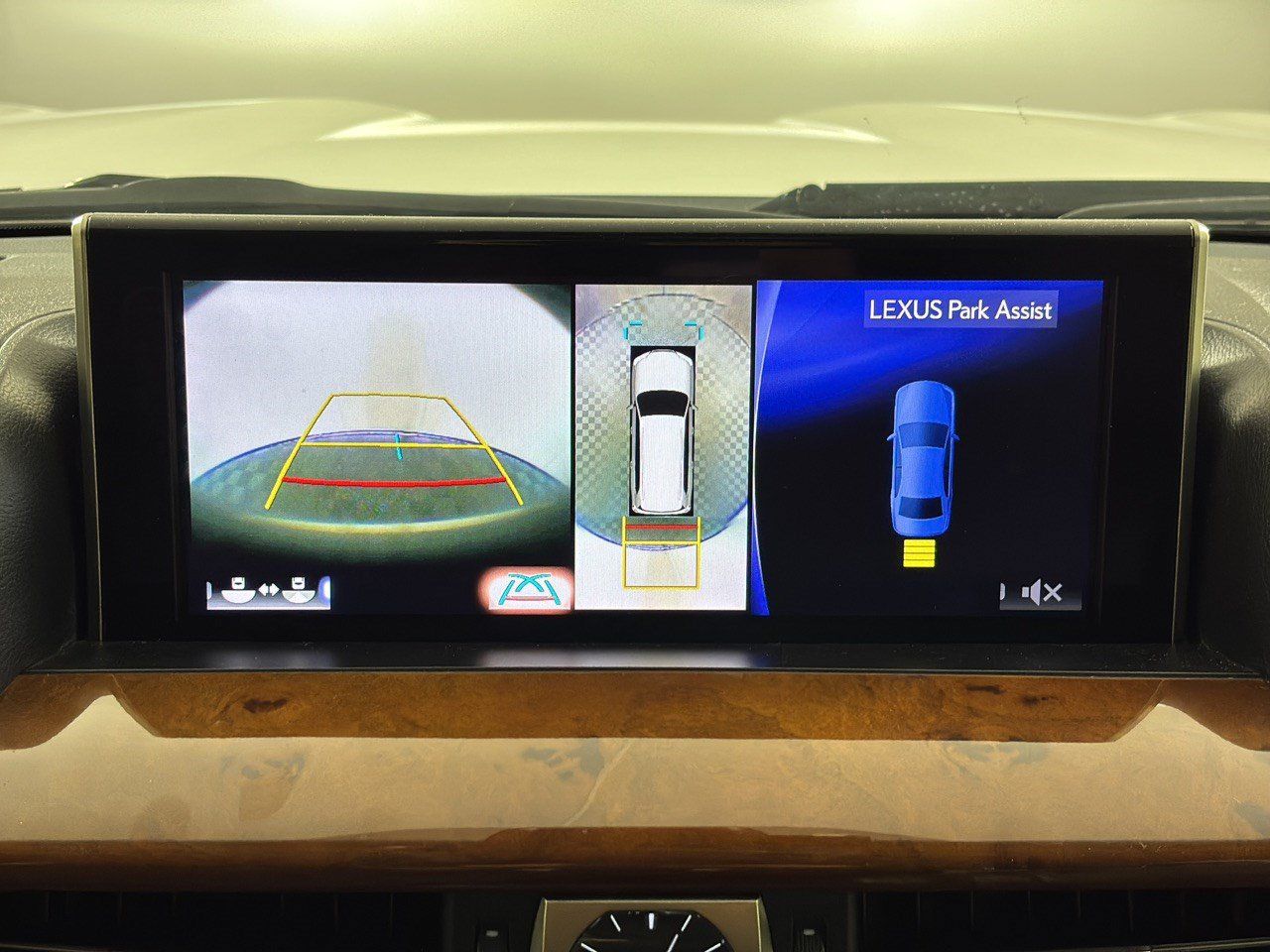 Used 2018 Lexus LX 570 4WD w/ Luxury Package image 24