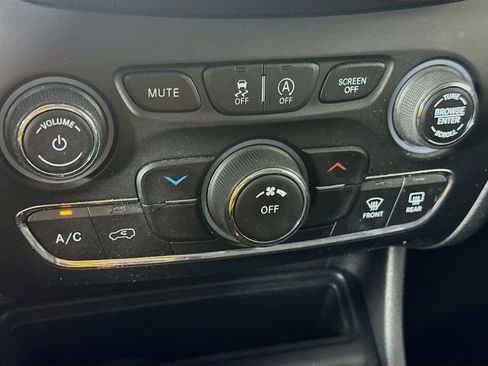 Used 2019 Jeep Cherokee Latitude w/ Popular Appearance Group FWD image 17