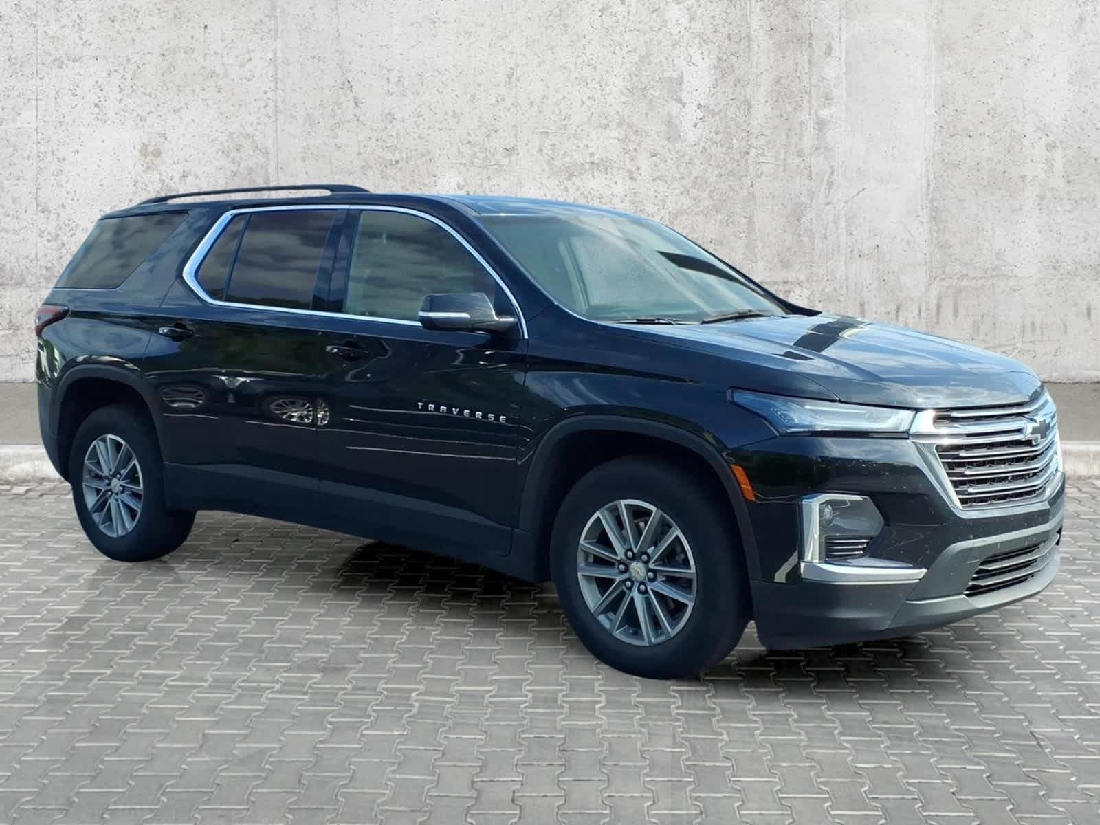 Used 2023 Chevrolet Traverse LT FWD image 2