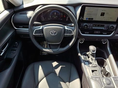 Used 2025 Toyota Grand Highlander AWD image 11
