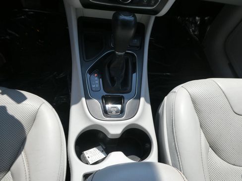 Used 2019 Jeep Cherokee Limited FWD image 23