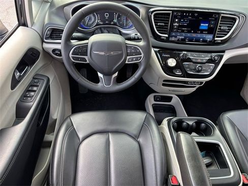 Used 2023 Chrysler Pacifica Touring-L image 15