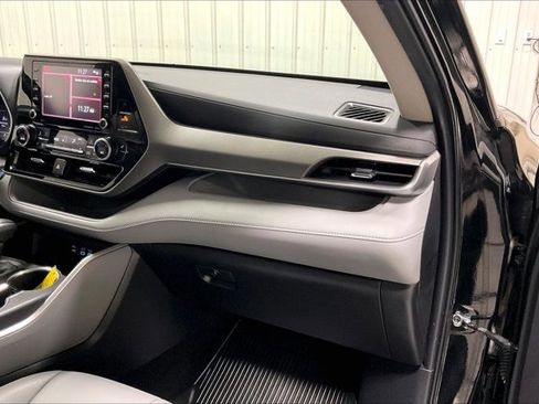 Used 2022 Toyota Highlander XLE AWD/4WD image 16