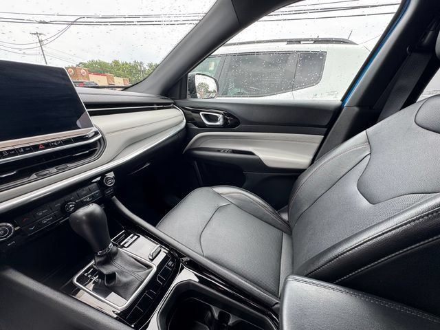 Used 2023 Jeep Compass Limited AWD/4WD image 39