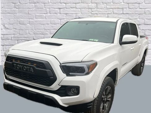 Used 2018 Toyota Tacoma TRD Sport AWD/4WD image 1