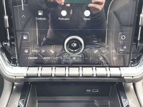 New 2025 GMC Yukon XL Elevation image 32