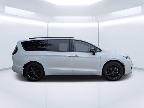 New 2026 Chrysler Pacifica Select w/ S Appearance Package image 2
