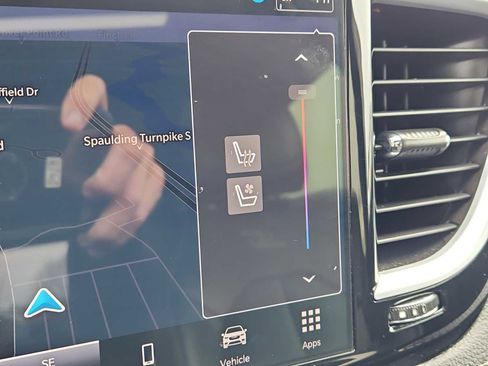 Used 2024 Chrysler Pacifica Premium image 21