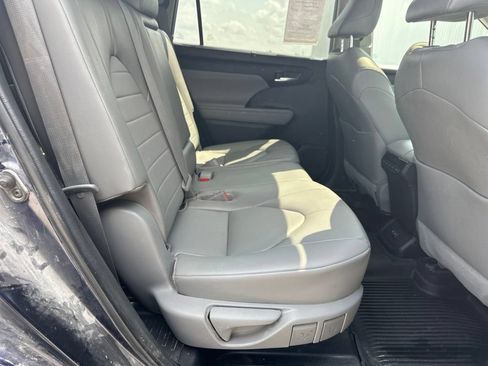 Used 2023 Toyota Highlander XLE AWD/4WD image 29