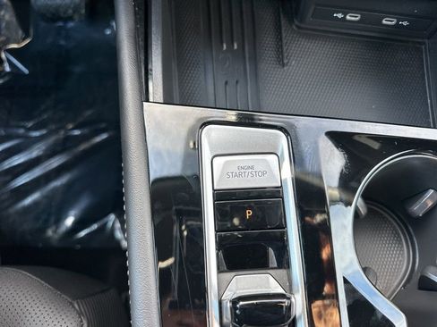 Used 2025 Volkswagen Atlas Cross Sport SE image 21