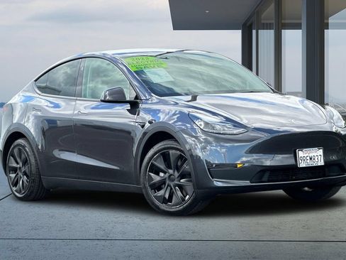 Used 2025 Tesla Model Y Long Range RWD image 2