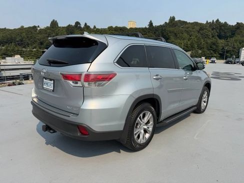 Used 2015 Toyota Highlander XLE AWD/4WD image 3