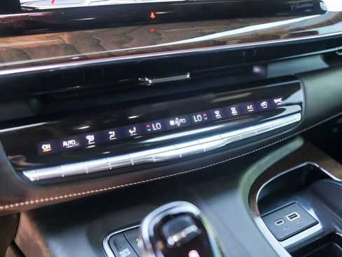 Certified 2023 Cadillac Escalade Premium Luxury Platinum AWD/4WD image 18
