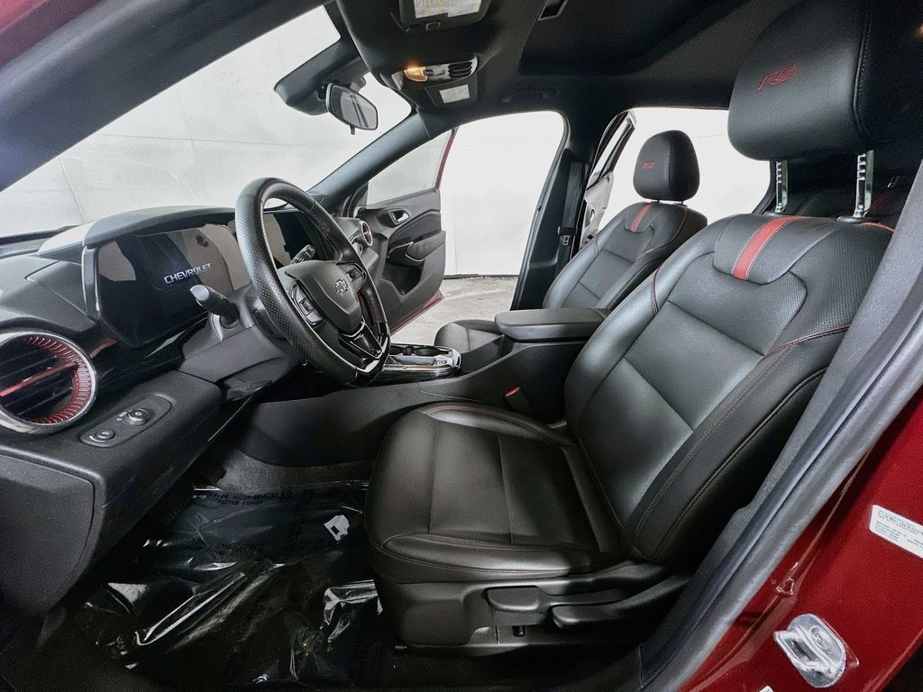 Used 2025 Chevrolet Trax RS w/ Sunroof Package FWD image 17