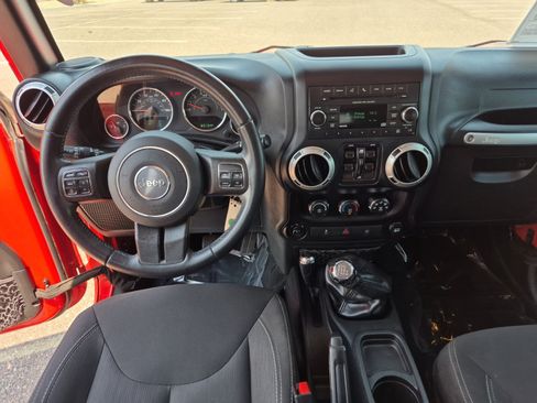 Used 2018 Jeep Wrangler Unlimited Rubicon w/ Connectivity Group AWD/4WD image 18