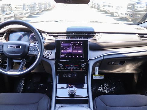 Used 2025 Jeep Grand Cherokee Laredo X RWD image 13