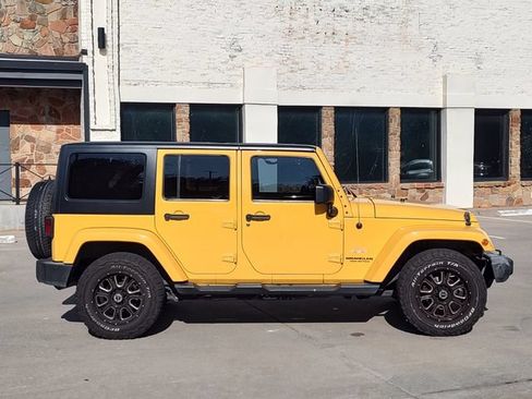Used 2015 Jeep Wrangler Unlimited Sahara w/ Connectivity Group AWD/4WD image 2