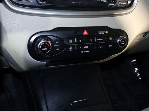 Used 2018 Kia Sorento LX image 19
