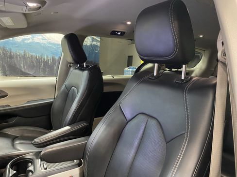 Used 2023 Chrysler Pacifica Touring-L FWD image 19