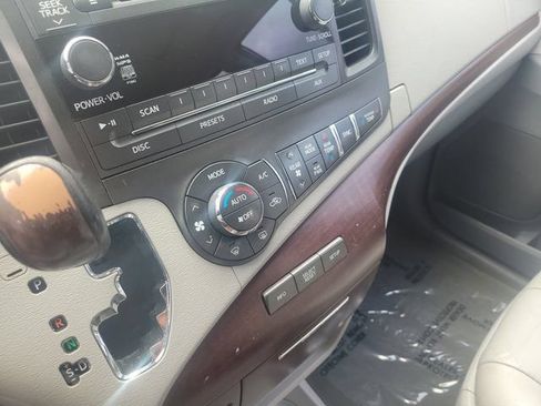 Used 2014 Toyota Sienna XLE FWD image 23