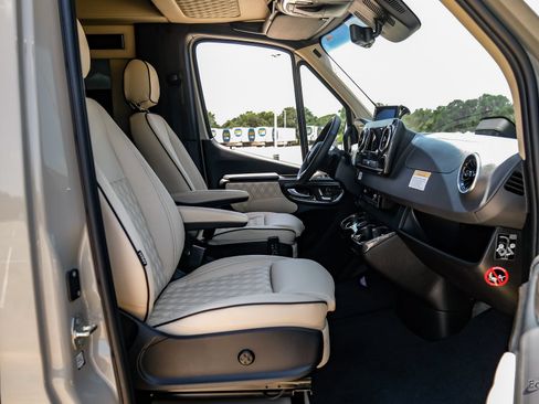 Used 2025 Mercedes-Benz Sprinter 3500 image 46