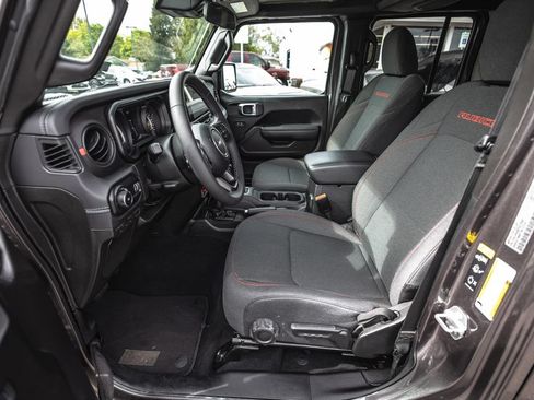 Used 2025 Jeep Wrangler Unlimited Rubicon AWD/4WD image 18