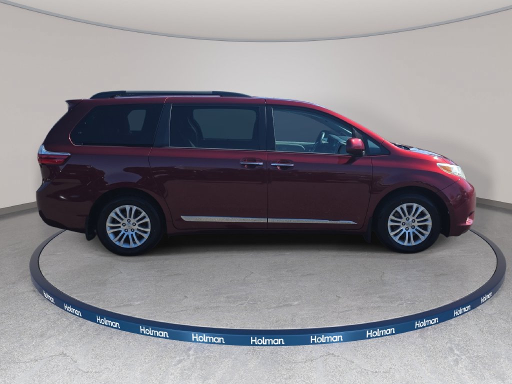 Used 2017 Toyota Sienna XLE Premium w/ Protection Package FWD image 5