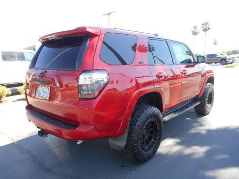 Used 2018 Toyota 4Runner SR5 AWD/4WD image 2