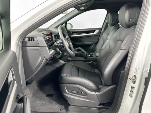 Certified 2025 Porsche Cayenne Coupe image 5