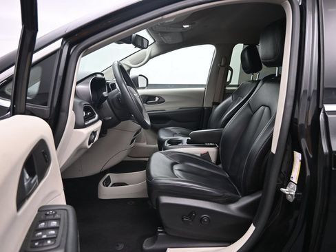 Used 2023 Chrysler Pacifica Touring-L FWD image 22