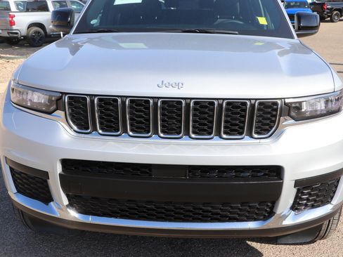 Used 2024 Jeep Grand Cherokee L Laredo AWD/4WD image 2