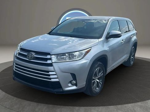 Used 2017 Toyota Highlander Plus FWD image 16