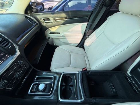 Used 2018 Chrysler 300 Limited image 18