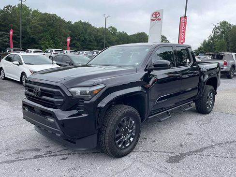 Used 2025 Toyota Tacoma SR5 AWD/4WD image 5