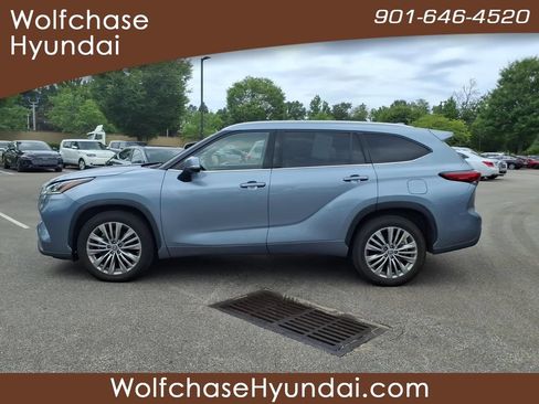 Used 2022 Toyota Highlander Platinum FWD image 2