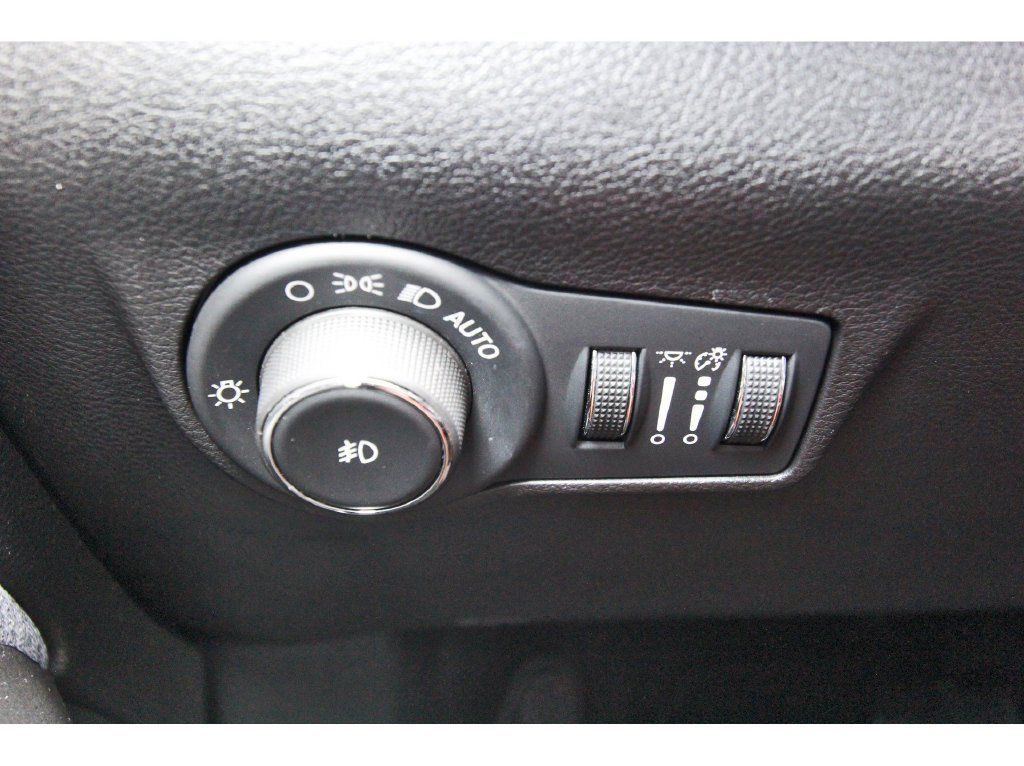 Used 2024 Jeep Compass Latitude w/ Sun and Sound Group AWD/4WD image 21