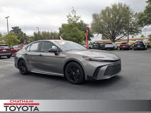 Certified 2025 Toyota Camry SE FWD image 1
