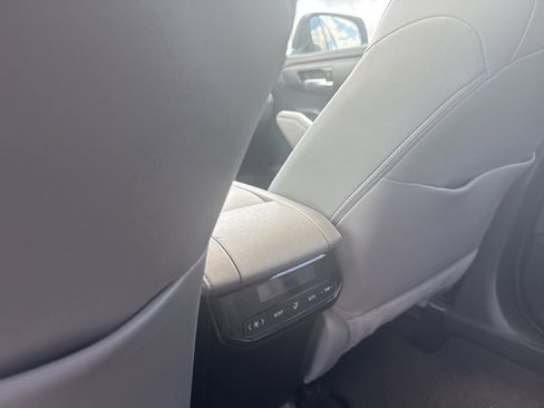 Used 2021 Toyota Highlander XLE FWD image 12
