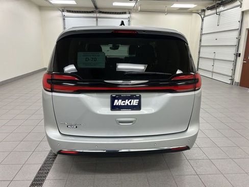 Used 2024 Chrysler Pacifica Touring-L FWD image 5