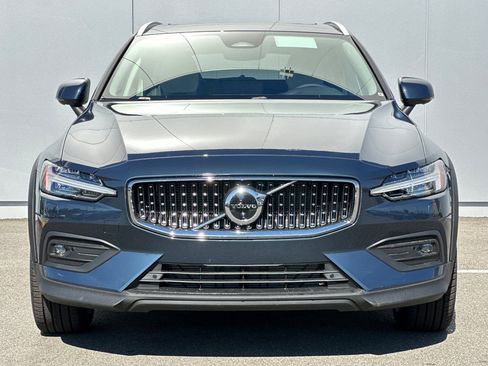 Certified 2026 Volvo V60 B5 Cross Country Plus w/ Climate Package AWD/4WD image 8