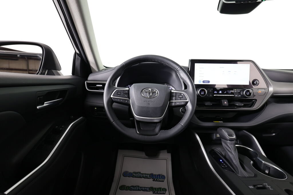 Used 2023 Toyota Highlander XLE AWD/4WD image 30