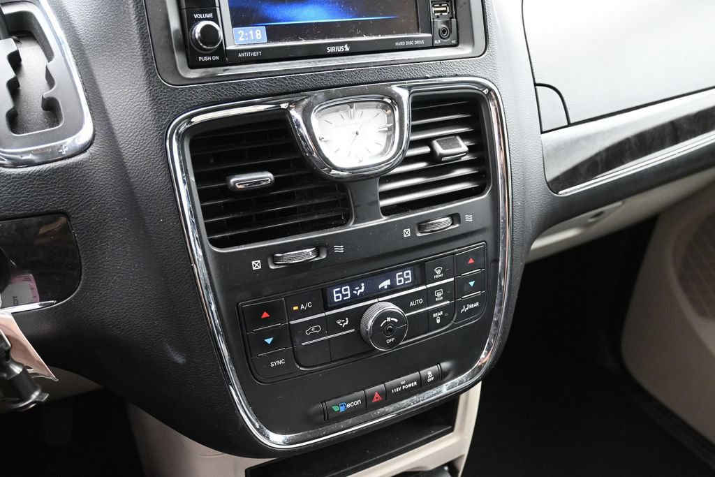 Used 2014 Chrysler Town & Country Touring FWD image 17