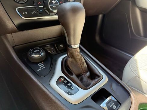 Used 2017 Jeep Cherokee Overland w/ Technology Group image 30