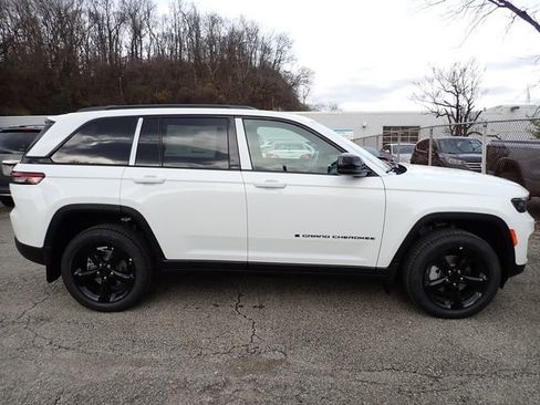 New 2025 Jeep Grand Cherokee Limited w/ Black Appearance Package image 8