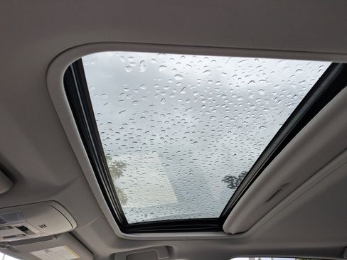 Used 2018 Toyota RAV4 Limited FWD image 18